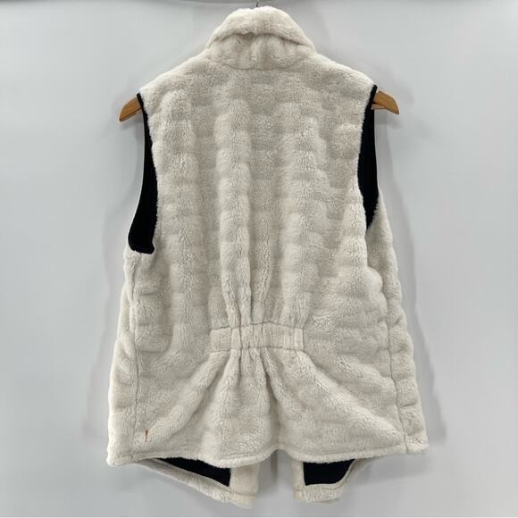 Lucy Woman's White Faux Fur Vest Size Medium Preppy Mob Wife Old Money - Picture 6 of 8